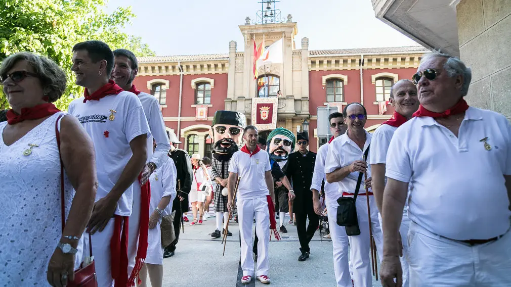 Salida del Ayuntamiento en Cuerpo de Comunidad, acompañado de su Comitiva Oficial y la Comparsa de Gigantes y Cabezudos en el primer día de Fiestas de Estella 2018 (10). IÑIGO ALZUGARAY