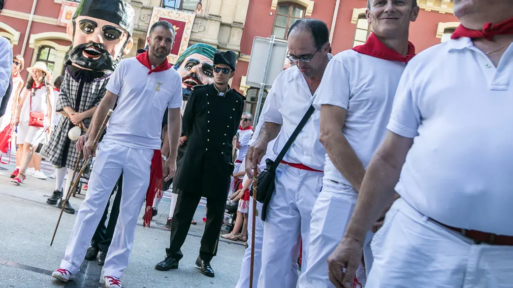 Salida del Ayuntamiento en Cuerpo de Comunidad, acompañado de su Comitiva Oficial y la Comparsa de Gigantes y Cabezudos en el primer día de Fiestas de Estella 2018 (11). IÑIGO ALZUGARAY