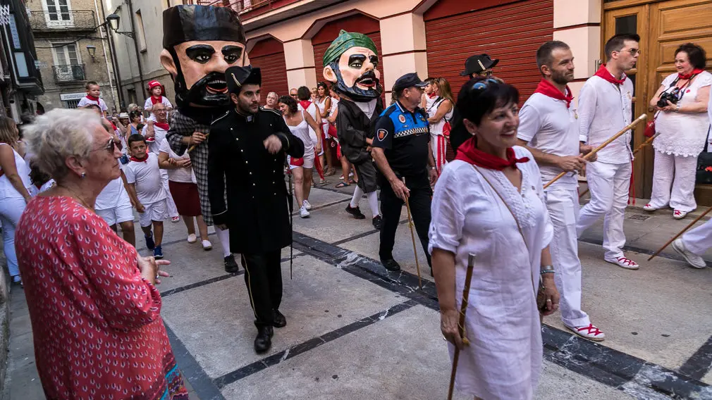 Salida del Ayuntamiento en Cuerpo de Comunidad, acompañado de su Comitiva Oficial y la Comparsa de Gigantes y Cabezudos en el primer día de Fiestas de Estella 2018 (12). IÑIGO ALZUGARAY