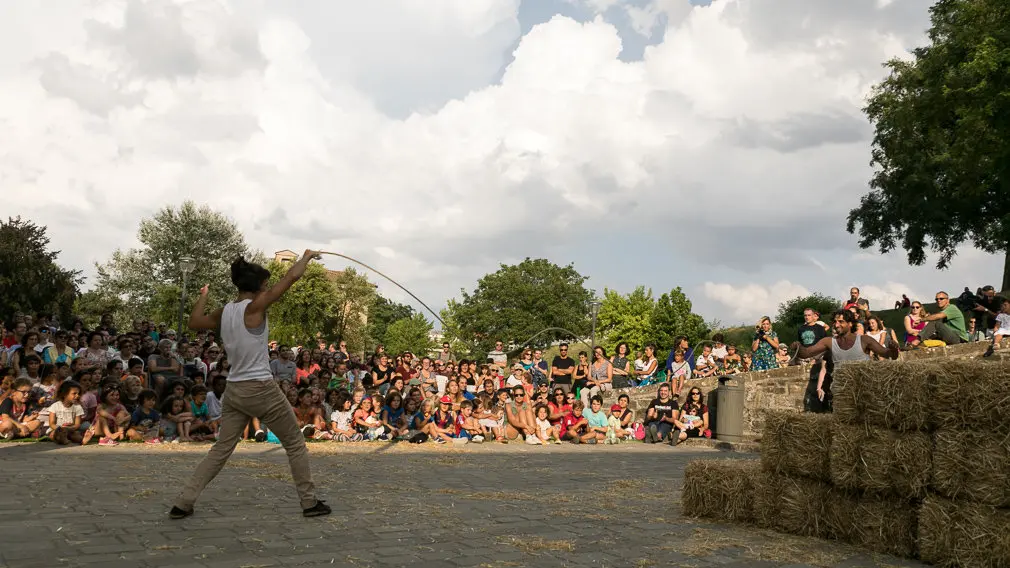 Espectáculo de teatro de calle y circo titulado 'Envà' realizado por Amer y África dentro del Festival de las Murallas de Pamplona (01). IÑIGO ALZUGARAY