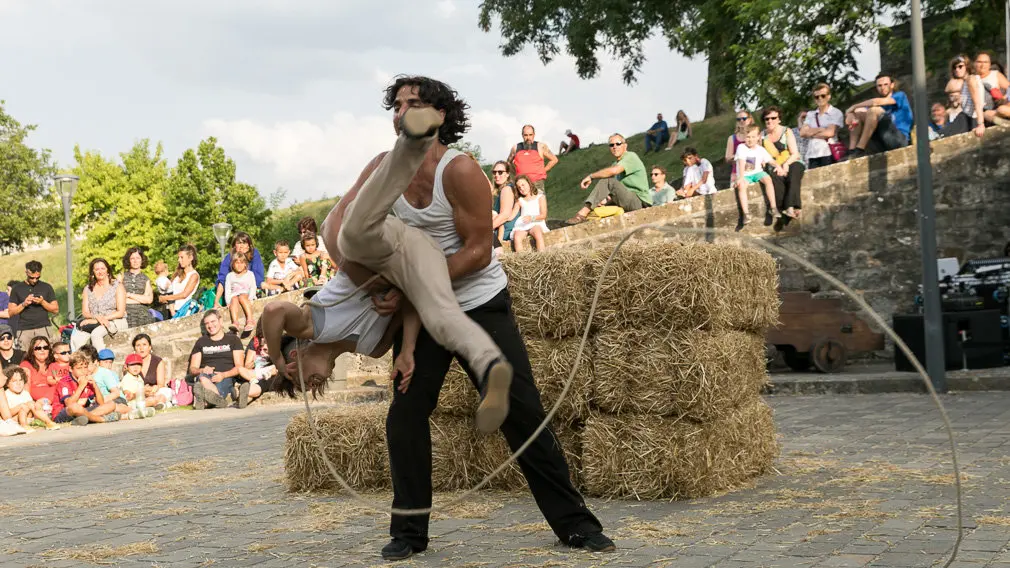 Espectáculo de teatro de calle y circo titulado 'Envà' realizado por Amer y África dentro del Festival de las Murallas de Pamplona (02). IÑIGO ALZUGARAY