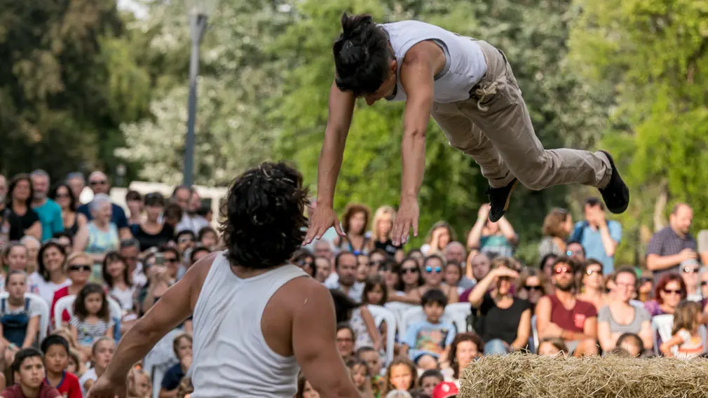 Espectáculo de teatro de calle y circo titulado 'Envà' realizado por Amer y África dentro del Festival de las Murallas de Pamplona (03). IÑIGO ALZUGARAY
