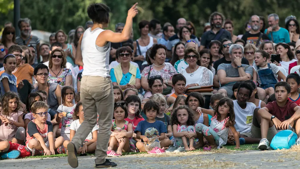 Espectáculo de teatro de calle y circo titulado 'Envà' realizado por Amer y África dentro del Festival de las Murallas de Pamplona (04). IÑIGO ALZUGARAY