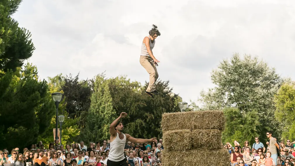 Espectáculo de teatro de calle y circo titulado 'Envà' realizado por Amer y África dentro del Festival de las Murallas de Pamplona (06). IÑIGO ALZUGARAY