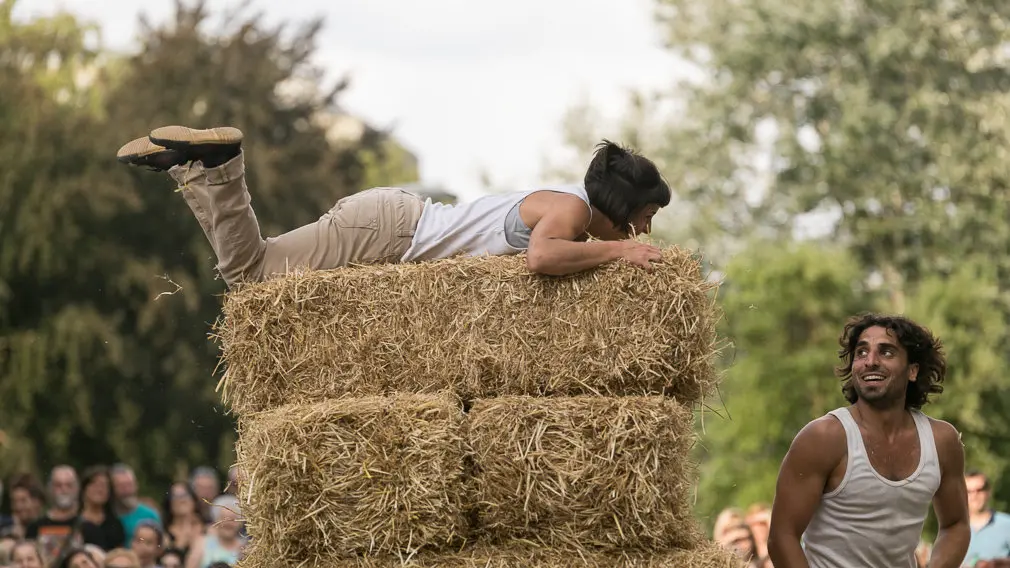 Espectáculo de teatro de calle y circo titulado 'Envà' realizado por Amer y África dentro del Festival de las Murallas de Pamplona (07). IÑIGO ALZUGARAY