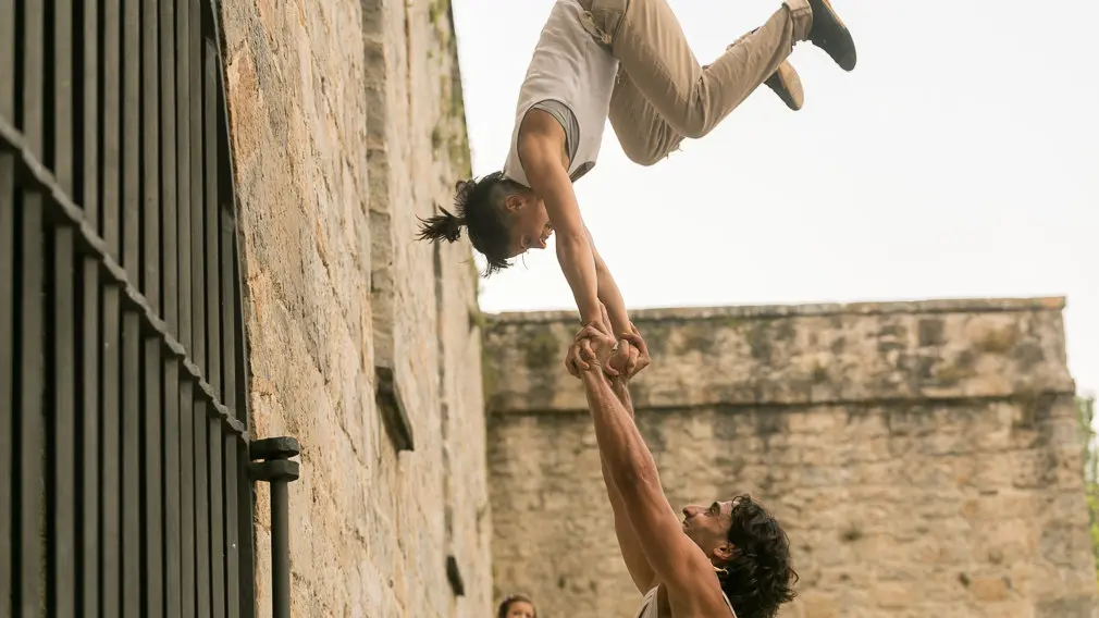Espectáculo de teatro de calle y circo titulado 'Envà' realizado por Amer y África dentro del Festival de las Murallas de Pamplona (08). IÑIGO ALZUGARAY