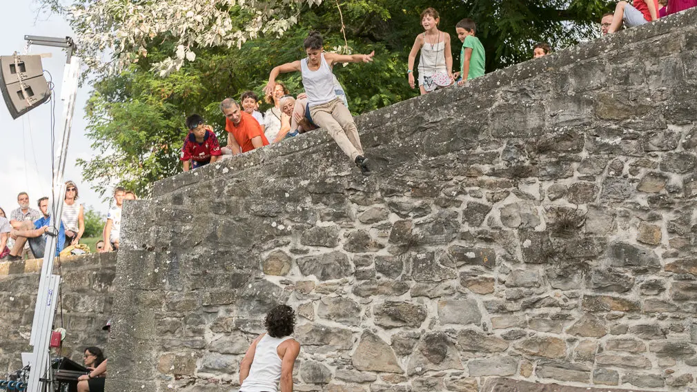 Espectáculo de teatro de calle y circo titulado 'Envà' realizado por Amer y África dentro del Festival de las Murallas de Pamplona (09). IÑIGO ALZUGARAY