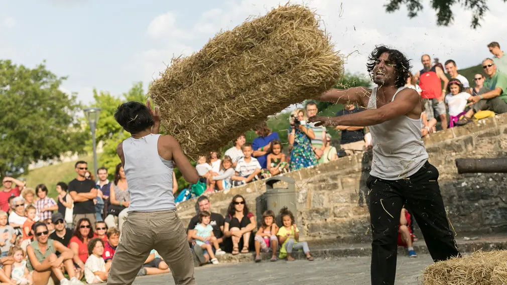 Espectáculo de teatro de calle y circo titulado 'Envà' realizado por Amer y África dentro del Festival de las Murallas de Pamplona (12). IÑIGO ALZUGARAY