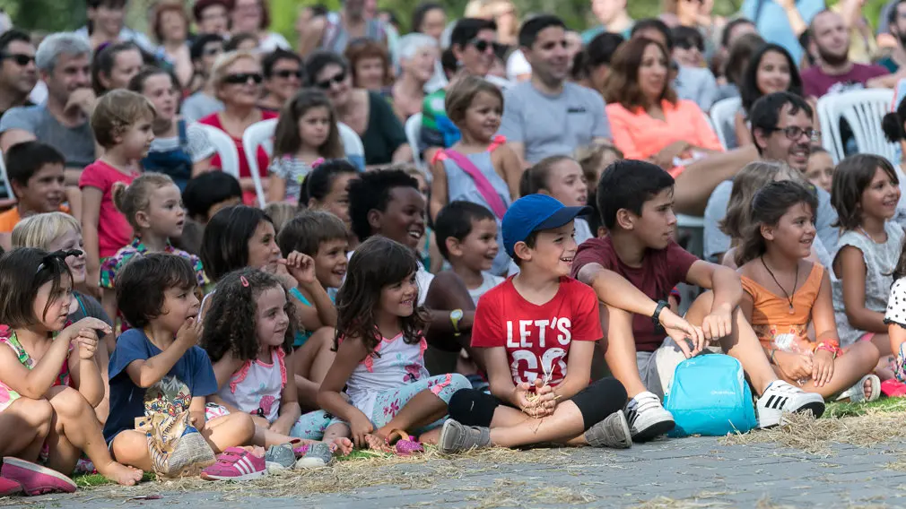 Espectáculo de teatro de calle y circo titulado 'Envà' realizado por Amer y África dentro del Festival de las Murallas de Pamplona (13). IÑIGO ALZUGARAY