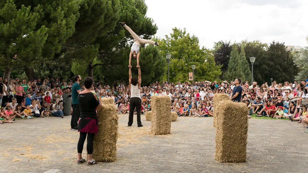 Espectáculo de teatro de calle y circo titulado 'Envà' realizado por Amer y África dentro del Festival de las Murallas de Pamplona (17). IÑIGO ALZUGARAY