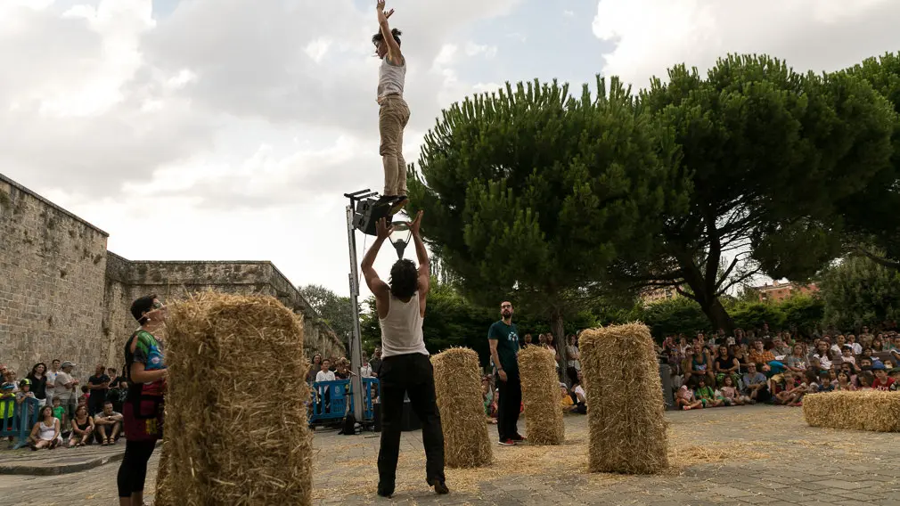 Espectáculo de teatro de calle y circo titulado 'Envà' realizado por Amer y África dentro del Festival de las Murallas de Pamplona (18). IÑIGO ALZUGARAY