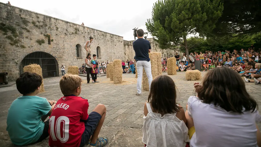 Espectáculo de teatro de calle y circo titulado 'Envà' realizado por Amer y África dentro del Festival de las Murallas de Pamplona (21). IÑIGO ALZUGARAY