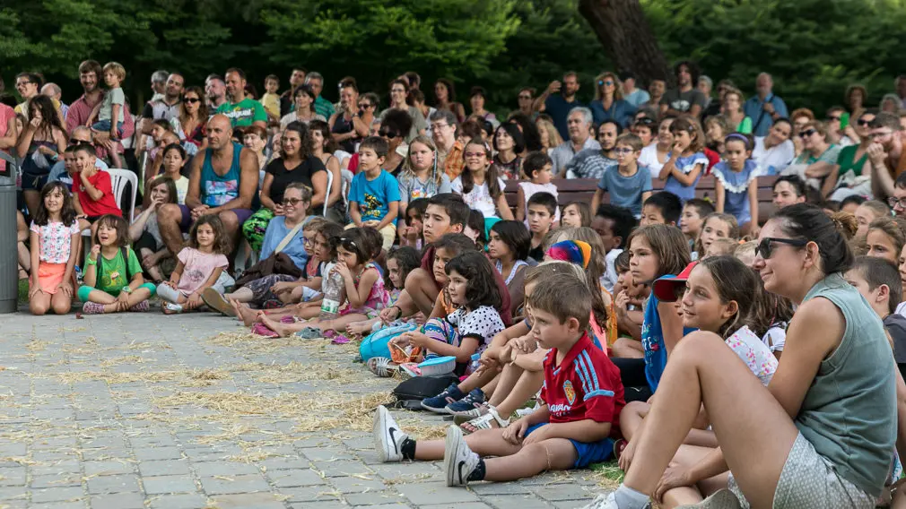 Espectáculo de teatro de calle y circo titulado 'Envà' realizado por Amer y África dentro del Festival de las Murallas de Pamplona (22). IÑIGO ALZUGARAY