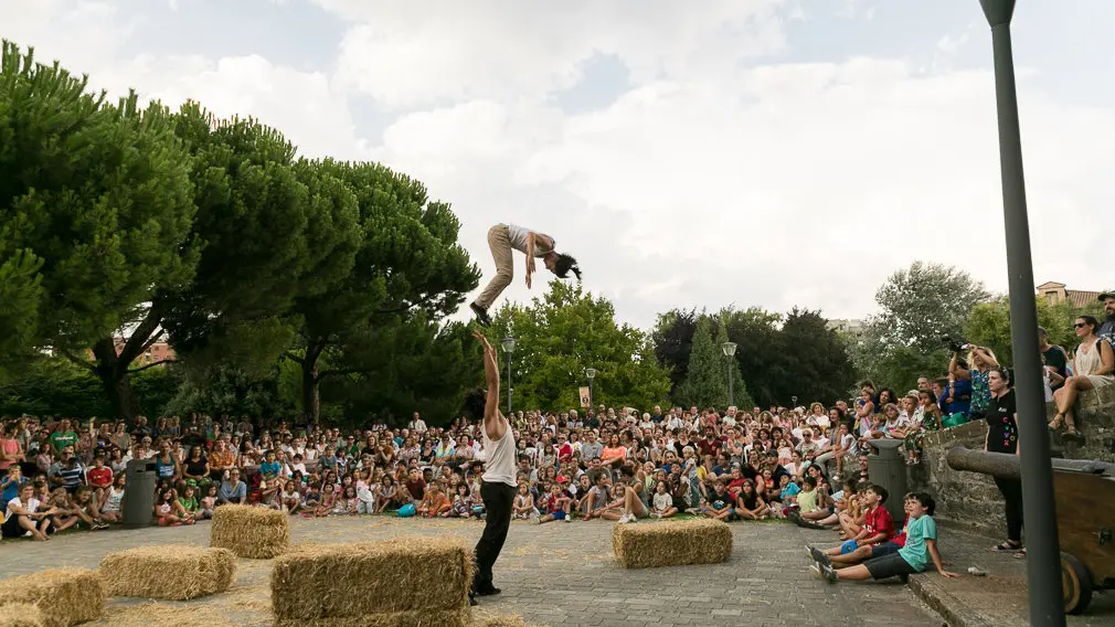 Espectáculo de teatro de calle y circo titulado 'Envà' realizado por Amer y África dentro del Festival de las Murallas de Pamplona (23). IÑIGO ALZUGARAY