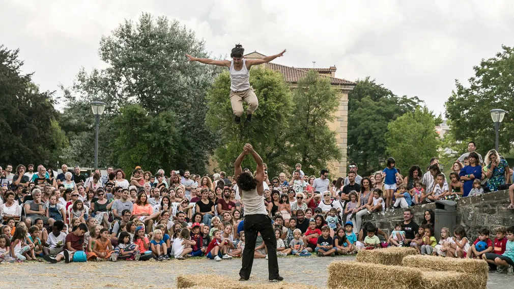 Espectáculo de teatro de calle y circo titulado 'Envà' realizado por Amer y África dentro del Festival de las Murallas de Pamplona (24). IÑIGO ALZUGARAY