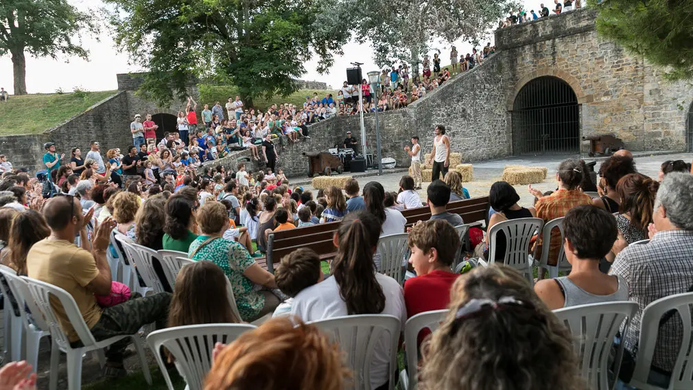 Espectáculo de teatro de calle y circo titulado 'Envà' realizado por Amer y África dentro del Festival de las Murallas de Pamplona (25). IÑIGO ALZUGARAY