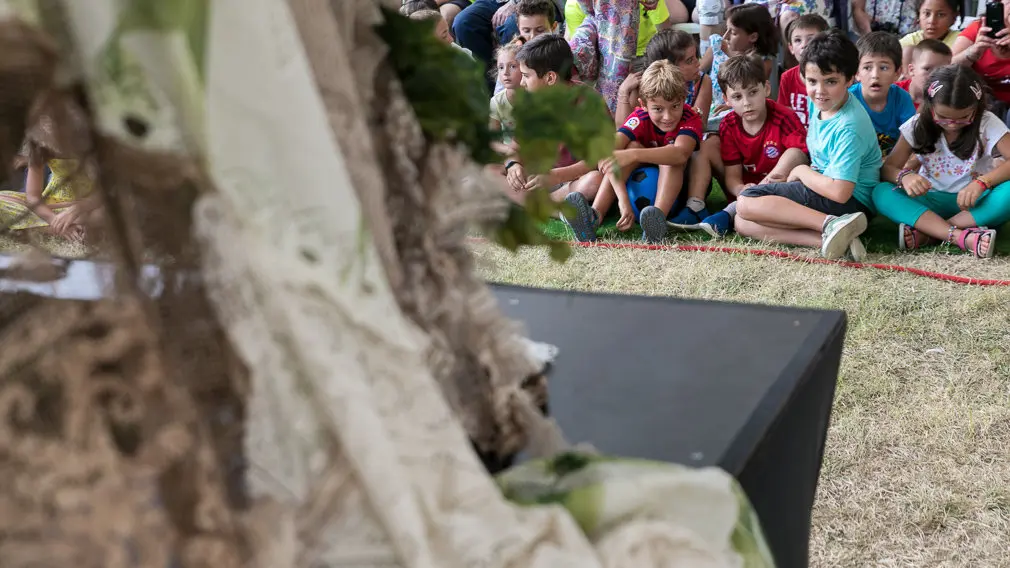 Performance de 'La leyenda del Hombre Pájaro' realizada por Mysteriéuses Coiffures dentro del Festival de las Murallas de Pamplona (01). IÑIGO ALZUGARAY
