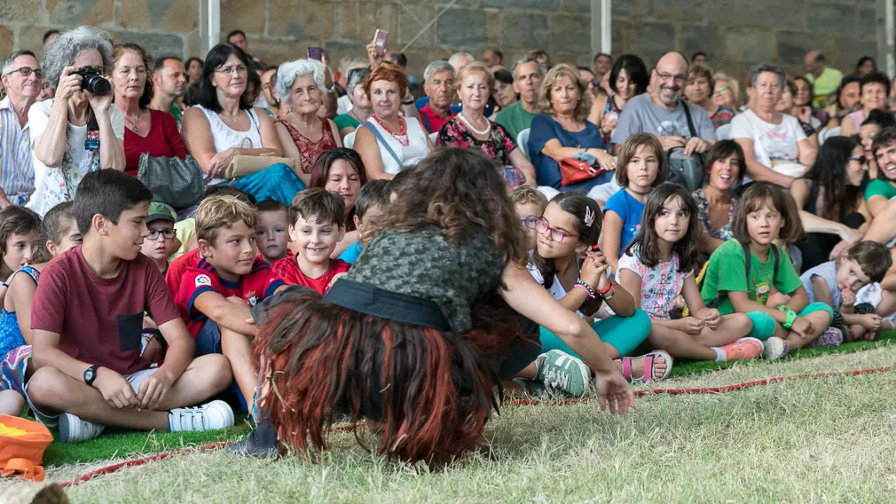 Performance de 'La leyenda del Hombre Pájaro' realizada por Mysteriéuses Coiffures dentro del Festival de las Murallas de Pamplona (03). IÑIGO ALZUGARAY