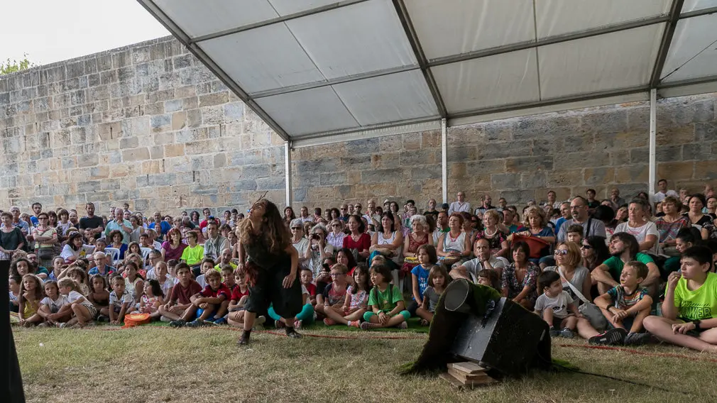 Performance de 'La leyenda del Hombre Pájaro' realizada por Mysteriéuses Coiffures dentro del Festival de las Murallas de Pamplona (04). IÑIGO ALZUGARAY