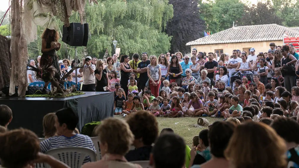 Performance de 'La leyenda del Hombre Pájaro' realizada por Mysteriéuses Coiffures dentro del Festival de las Murallas de Pamplona (05). IÑIGO ALZUGARAY