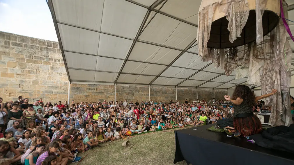 Performance de 'La leyenda del Hombre Pájaro' realizada por Mysteriéuses Coiffures dentro del Festival de las Murallas de Pamplona (08). IÑIGO ALZUGARAY