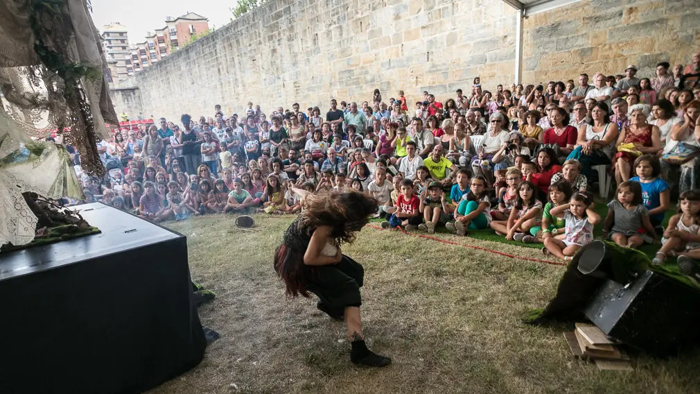 Performance de 'La leyenda del Hombre Pájaro' realizada por Mysteriéuses Coiffures dentro del Festival de las Murallas de Pamplona (09). IÑIGO ALZUGARAY