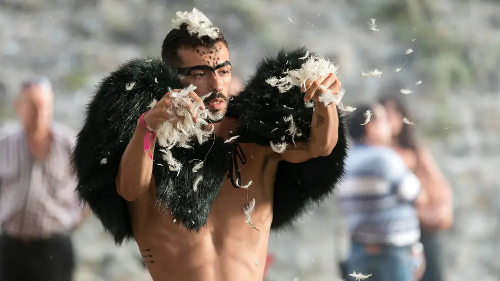 Performance de 'La leyenda del Hombre Pájaro' realizada por Mysteriéuses Coiffures dentro del Festival de las Murallas de Pamplona (11). IÑIGO ALZUGARAY