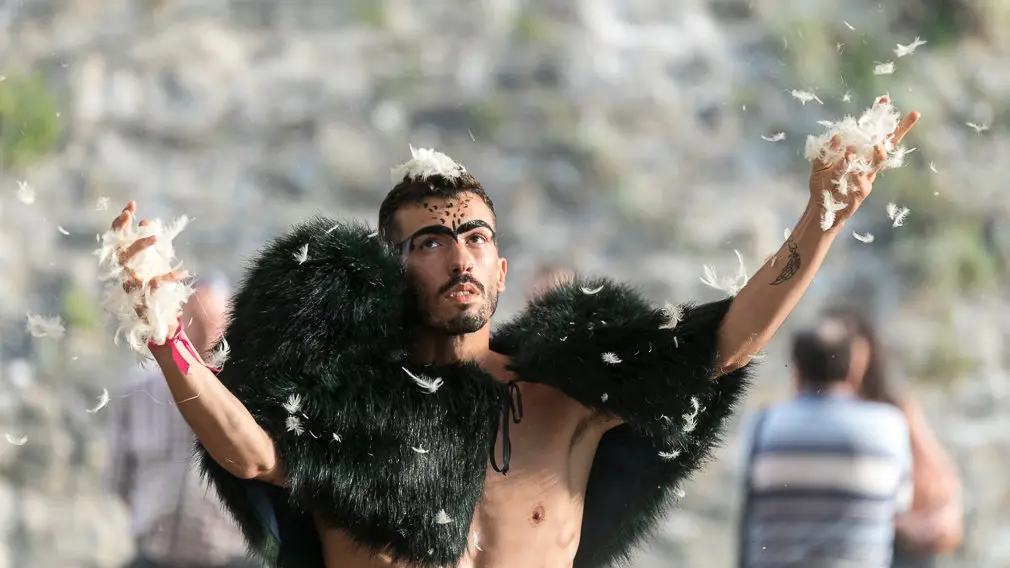 Performance de 'La leyenda del Hombre Pájaro' realizada por Mysteriéuses Coiffures dentro del Festival de las Murallas de Pamplona (12). IÑIGO ALZUGARAY