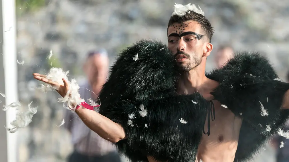 Performance de 'La leyenda del Hombre Pájaro' realizada por Mysteriéuses Coiffures dentro del Festival de las Murallas de Pamplona (13). IÑIGO ALZUGARAY