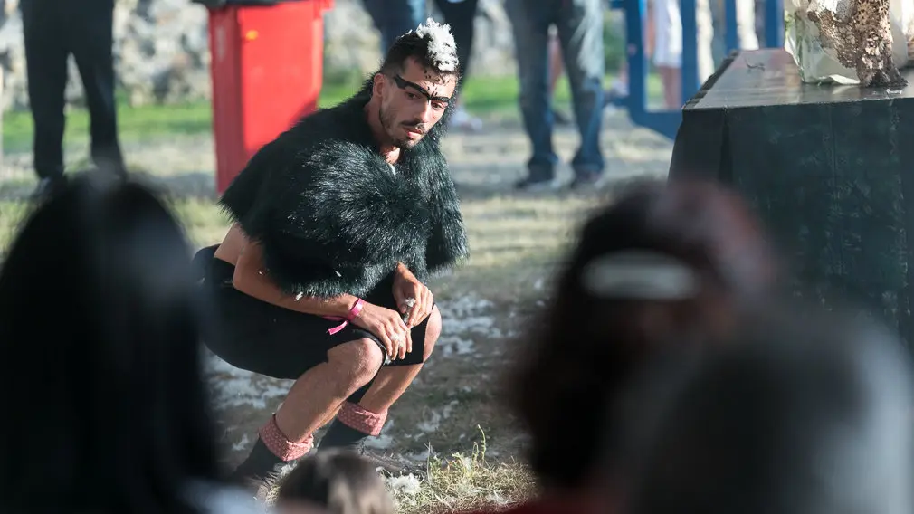 Performance de 'La leyenda del Hombre Pájaro' realizada por Mysteriéuses Coiffures dentro del Festival de las Murallas de Pamplona (14). IÑIGO ALZUGARAY