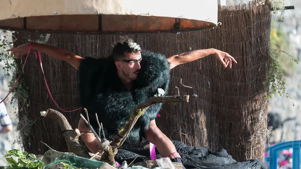 Performance de 'La leyenda del Hombre Pájaro' realizada por Mysteriéuses Coiffures dentro del Festival de las Murallas de Pamplona (15). IÑIGO ALZUGARAY