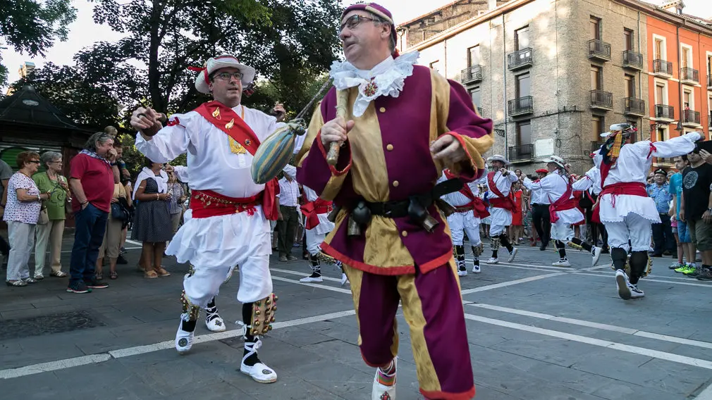 Baile de los Danzantes de San Lorenzo en el día de su patrón (03). IÑIGO ALZUGARAY
