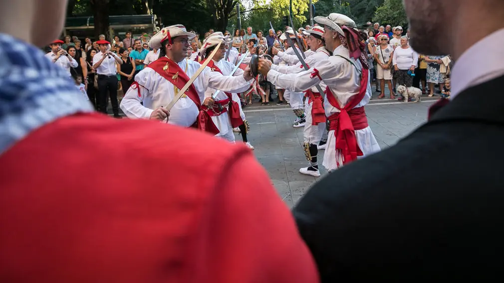 Baile de los Danzantes de San Lorenzo en el día de su patrón (05). IÑIGO ALZUGARAY