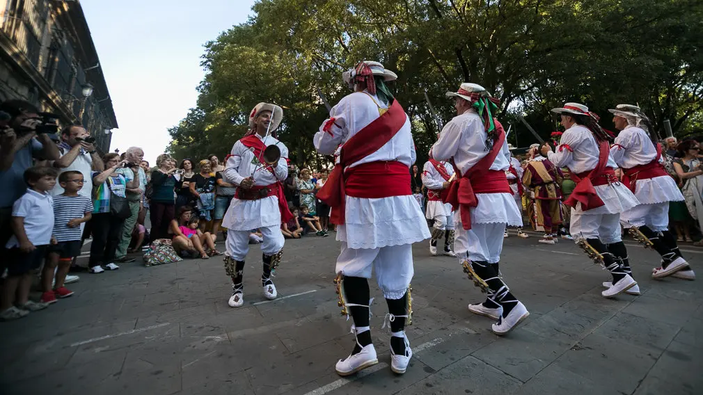 Baile de los Danzantes de San Lorenzo en el día de su patrón (06). IÑIGO ALZUGARAY