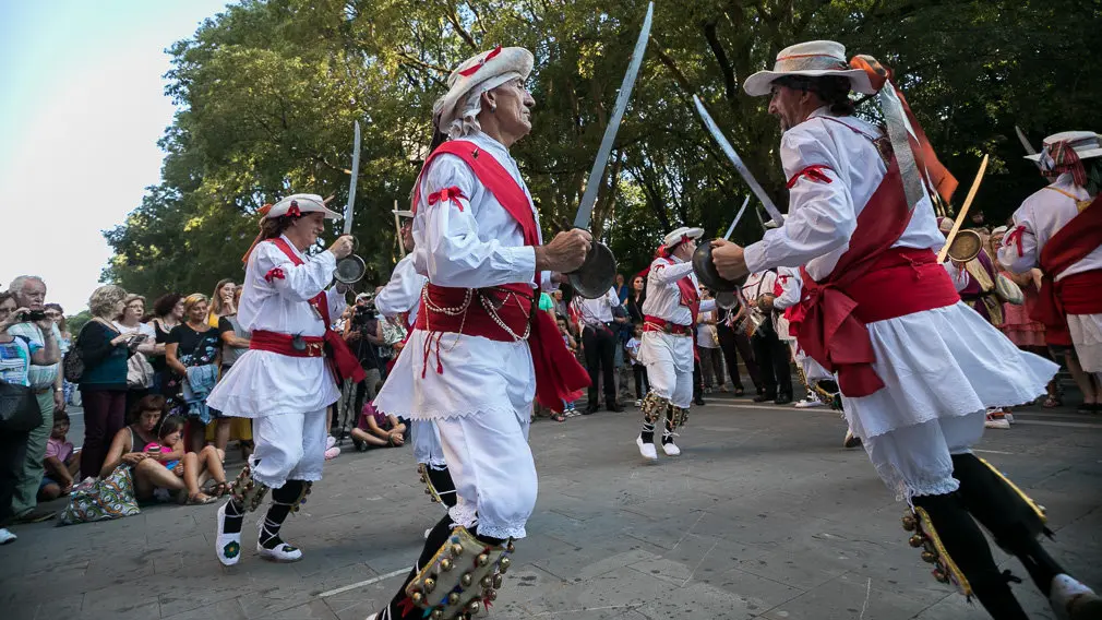Baile de los Danzantes de San Lorenzo en el día de su patrón (07). IÑIGO ALZUGARAY