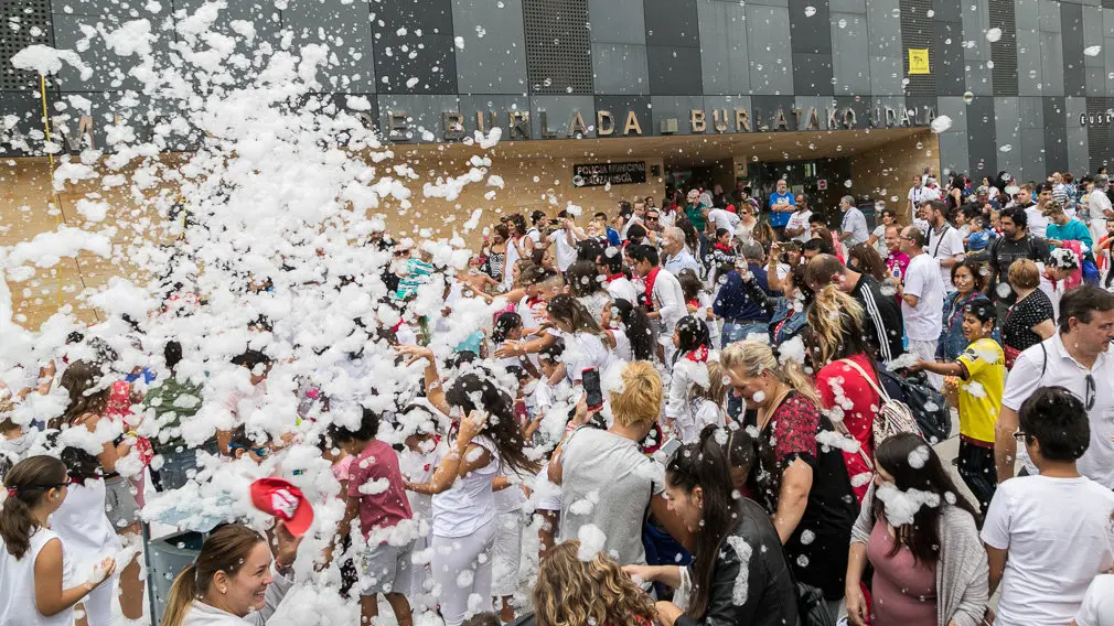 'Fiesta de la Espuma' en la plaza de las Eras tras el cohete anunciador de las fiestas de Burlada 2018 (01). IÑIGO ALZUGARAY