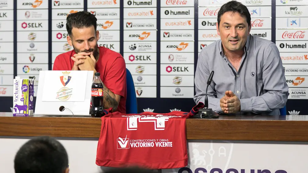 Presentación de Rubén García como nuevo delantero de Osasuna donde jugará con el número 14 en su camiseta (19). IÑIGO ALZUGARAY