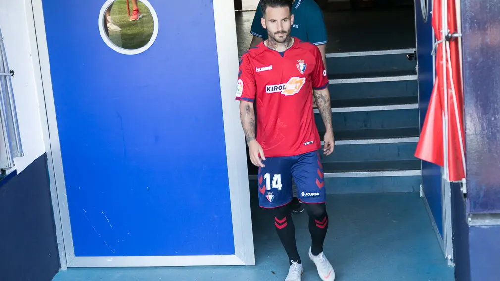 Presentación de Rubén García como nuevo delantero de Osasuna donde jugará con el número 14 en su camiseta (21). IÑIGO ALZUGARAY