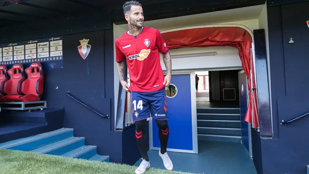 Presentación de Rubén García como nuevo delantero de Osasuna donde jugará con el número 14 en su camiseta (23). IÑIGO ALZUGARAY
