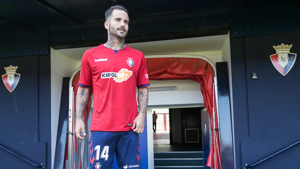 Presentación de Rubén García como nuevo delantero de Osasuna donde jugará con el número 14 en su camiseta (24). IÑIGO ALZUGARAY