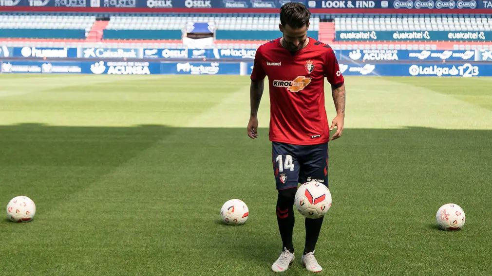 Presentación de Rubén García como nuevo delantero de Osasuna donde jugará con el número 14 en su camiseta (26). IÑIGO ALZUGARAY