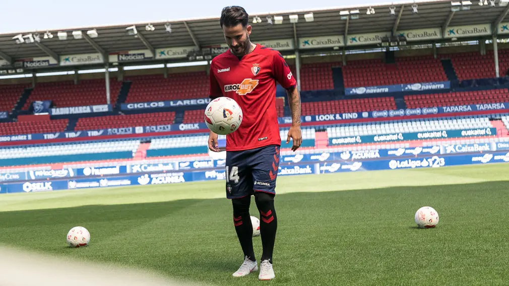 Presentación de Rubén García como nuevo delantero de Osasuna donde jugará con el número 14 en su camiseta (27). IÑIGO ALZUGARAY