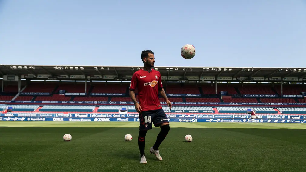 Presentación de Rubén García como nuevo delantero de Osasuna donde jugará con el número 14 en su camiseta (29). IÑIGO ALZUGARAY
