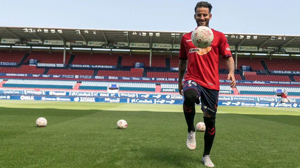 Presentación de Rubén García como nuevo delantero de Osasuna donde jugará con el número 14 en su camiseta (30). IÑIGO ALZUGARAY