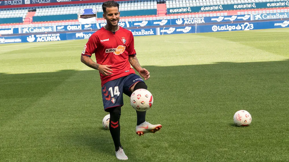 Presentación de Rubén García como nuevo delantero de Osasuna donde jugará con el número 14 en su camiseta (34). IÑIGO ALZUGARAY