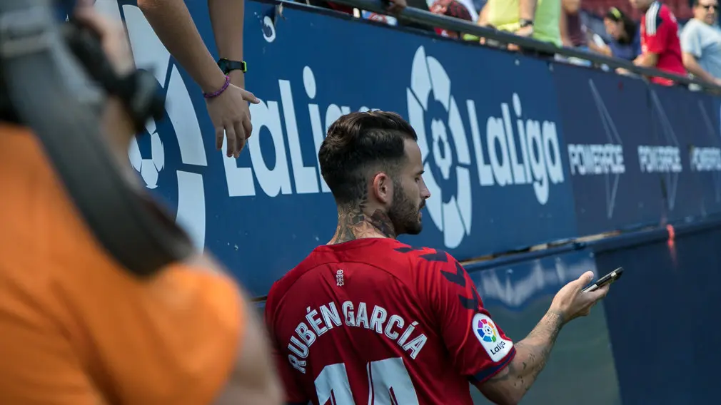 Presentación de Rubén García como nuevo delantero de Osasuna donde jugará con el número 14 en su camiseta (40). IÑIGO ALZUGARAY