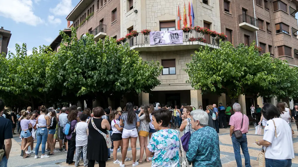 Concentración en Huarte para rechazar la muerte de su vecina Natalia Balyuk, de 38 años, en lo que parece ser un nuevo caso de violencia machista (01). IÑIGO ALZUGARAY