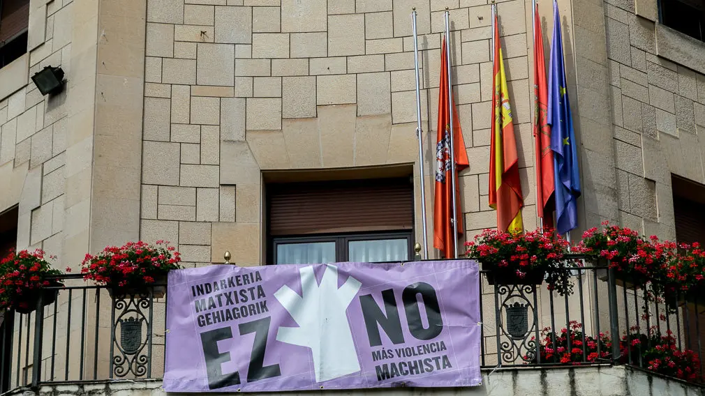 Concentración en Huarte para rechazar la muerte de su vecina Natalia Balyuk, de 38 años, en lo que parece ser un nuevo caso de violencia machista (03). IÑIGO ALZUGARAY