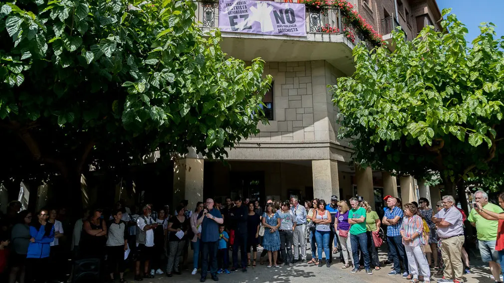 Concentración en Huarte para rechazar la muerte de su vecina Natalia Balyuk, de 38 años, en lo que parece ser un nuevo caso de violencia machista (06). IÑIGO ALZUGARAY