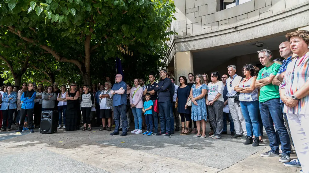 Concentración en Huarte para rechazar la muerte de su vecina Natalia Balyuk, de 38 años, en lo que parece ser un nuevo caso de violencia machista (07). IÑIGO ALZUGARAY